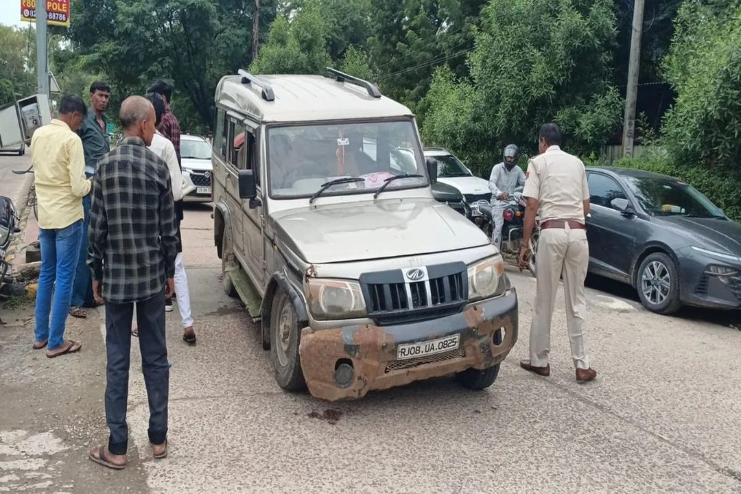 swm news: कार का एक्सल टूटा, कलक्ट्रेट गेट पर हादसा टला
