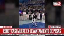 Robot casi muere en mundial de levantamiento de pesas. Mirá cómo s elo llevaron