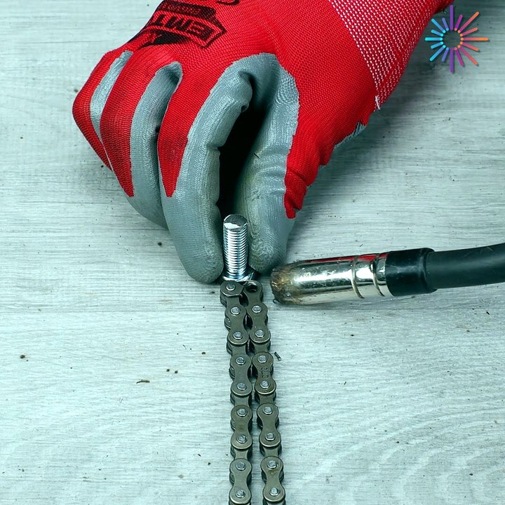 Smart way to use chains in your workshop 🧰⛓️