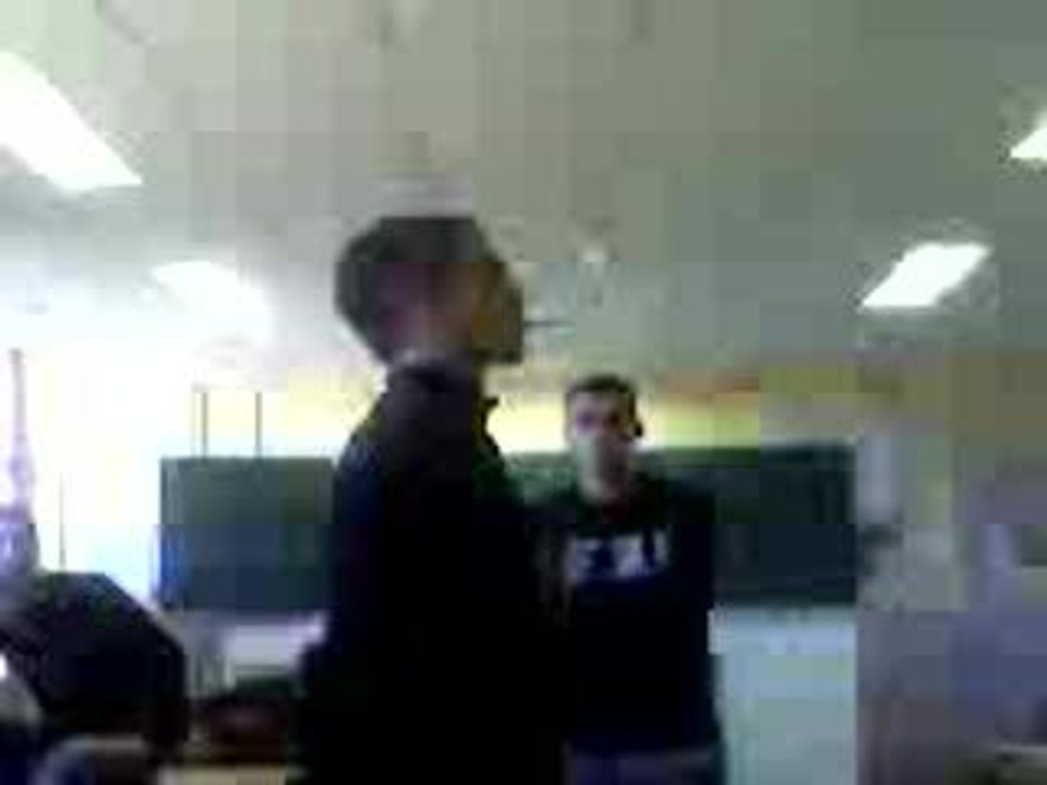 maxx ki pisse dans son froque