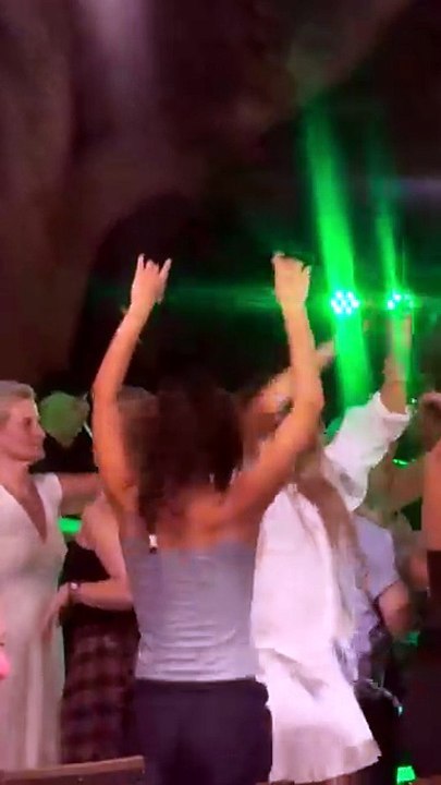 Η Κλέλια Ανδριολάτου χορεύει ξέφρενα σε πανηγύρι 1