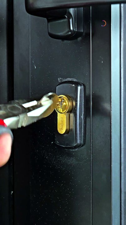 Genius Trick to Remove Stuck Broken Key 🔑