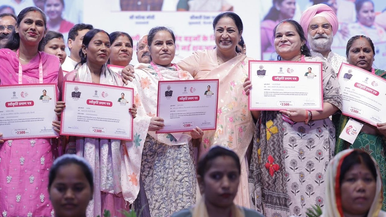 CM रेखा गुप्ता ने लॉन्च दिल्ली लक्ष्मी योजना, पहली 2500 महिलाओं को मिला बड़ा लाभ