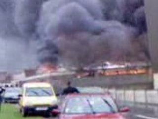 Feu d'entrepot avec explosion de gaz