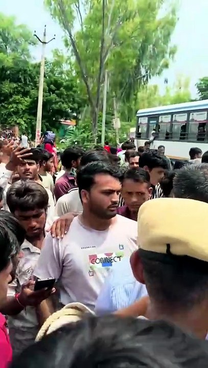 विराटनगर में पिकअप-बस हादसे के बाद रोड जाम करते ग्रामीण