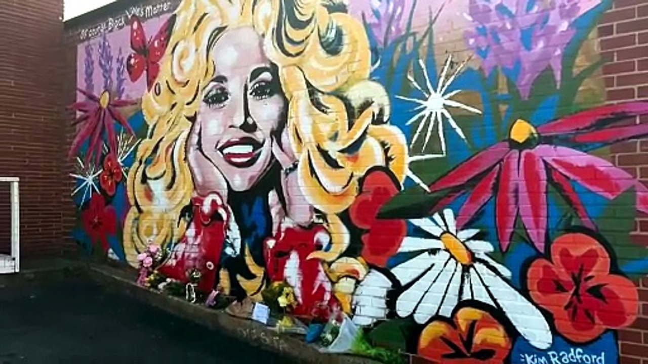 Çiçekler ve anılar: Hayranlar Dolly Parton'a saygı sunuyor