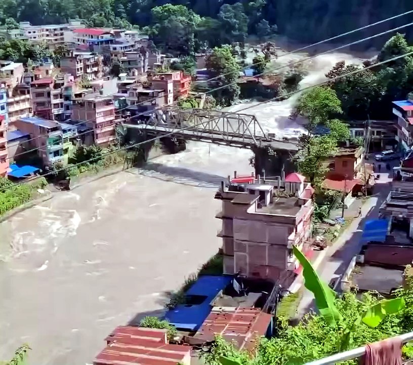 Tragedia en Nepal por una avalancha e inundaciones