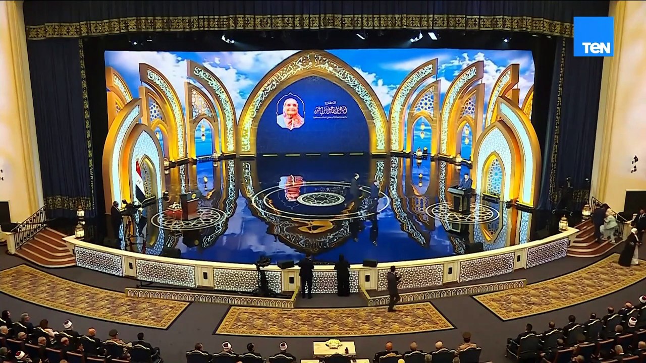 دكتوراه في عمر 83 عام.. شاهد ماذا فعلت الحاجة آمال إسماعيل خلال تكريمها من السيسي.. وكيف رد الرئيس