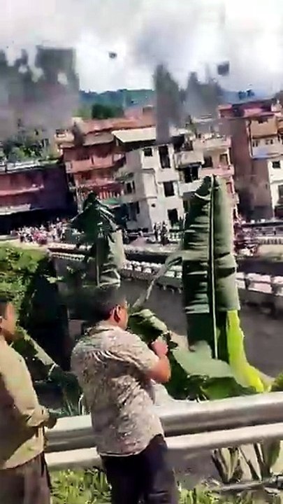 Vídeo mostra pânico dentro de autocarro quando rio transborda no Nepal