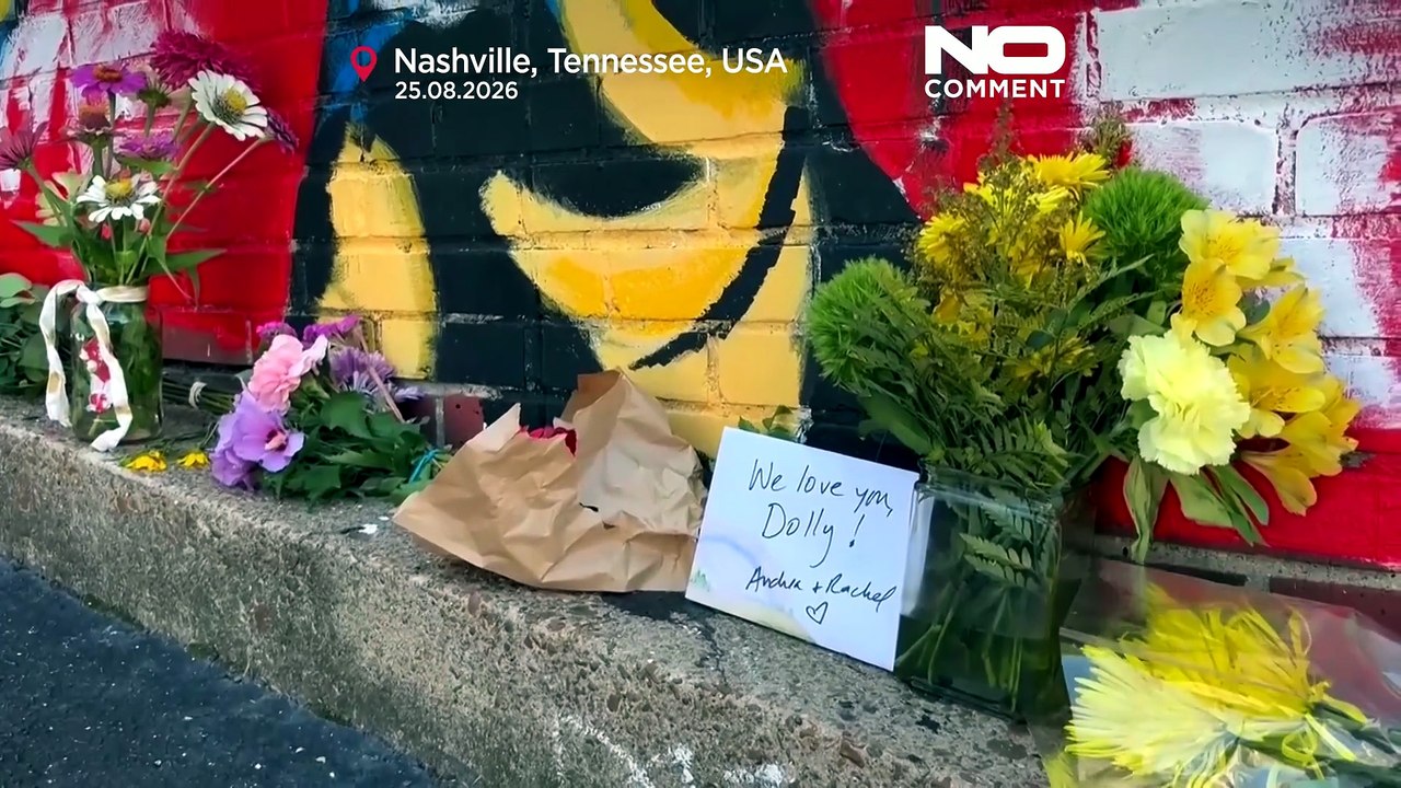 Fiori e ricordi: i fan rendono omaggio a Dolly Parton