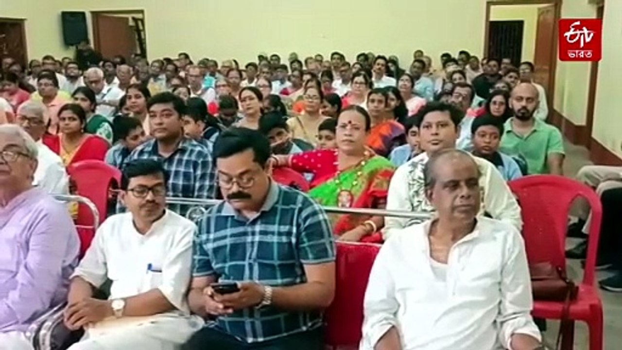 রবীন্দ্ররচনাবলী ফেরত না-দেওয়ায় মমতার বিরুদ্ধে আইনি ব্যবস্থা ! হুঁশিয়ারি গ্রন্থাগার মন্ত্রীর