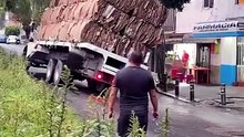 Caminhão com papelão entortou muito e acabou tombando na avenida