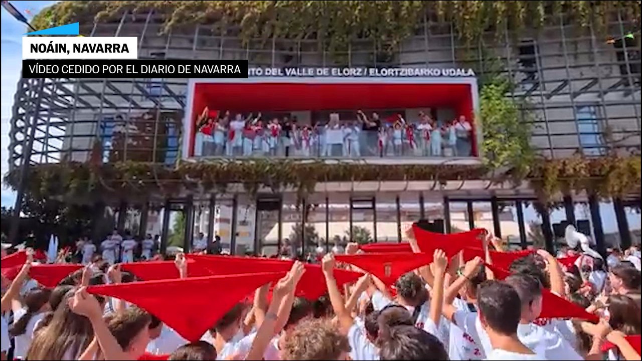 Varios cohetes explotan durante el chupinazo de las fiestas de Noain, Navarra