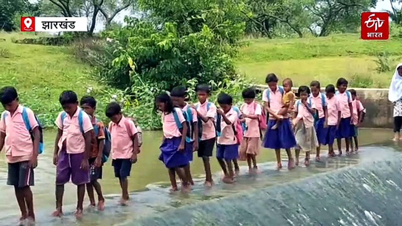 नाले में उतरकर उज्ज्वल भविष्य बना रहे पहाड़िया बच्चे, हर दिन मौत से होता है सामना