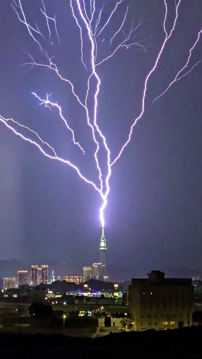 ما حقيقة الصاعقة التي ضربت برج الساعة في مكة المكرمة؟