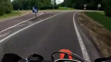 Un motard grille la politesse aux flics en coupant un rond-point à Soissons