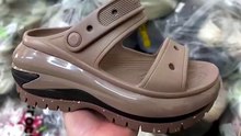 Pb209- sandal Crocs mega crush bóng