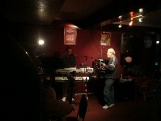 Tomas cantando en Robertos Bar