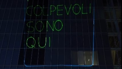 Torino, slogan nella notte sul grattacielo della regione Piemonte: «Caldo record, i colpevoli sono qui». Il blitz tecnologico di Extinction rebellion