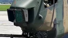 ¿Por qué este helicóptero lleva un arma así? 😮🚁