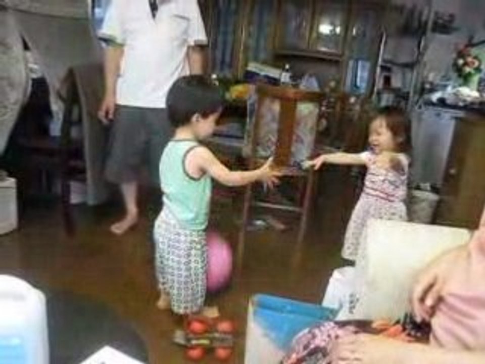 Théo et Minami jouent au ballon
