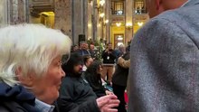 Lucía Topolansky despidiendo al Negro Rada rodeada de amigos