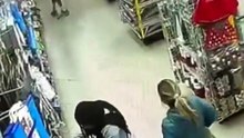 🚨 ¡Captadas en cámara! En pleno centro comercial, dos habilidosas mujeres se llevan un teléfono