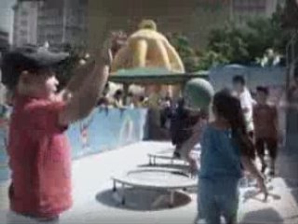 Basketball in Spain with the Looney Tunes Active