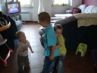 Juil, Yoan, Yanis et Nolann qui dansent