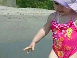 Angelina à la plage (juillet 2008)