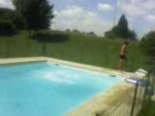 Mike Saute du toit dans la Piscine