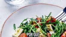 Mito o realidad: ¿hace mal tomar agua durante las comidas?