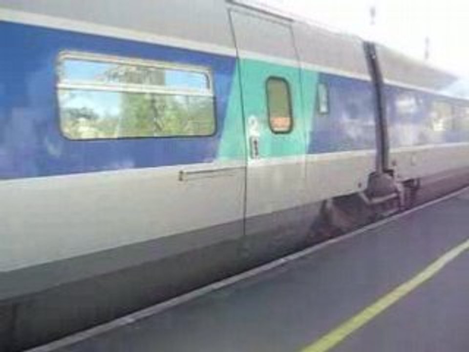 TGV PSE QUI ENTRE EN GARE DE POITIERS ( TOULOUSE LILLE )