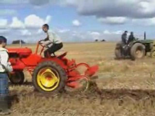Massey Harris Pony 812 labour à Thuillies