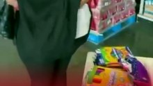 Mujer es captada ocultando útiles escolares entre su ropa en tienda de Saltillo