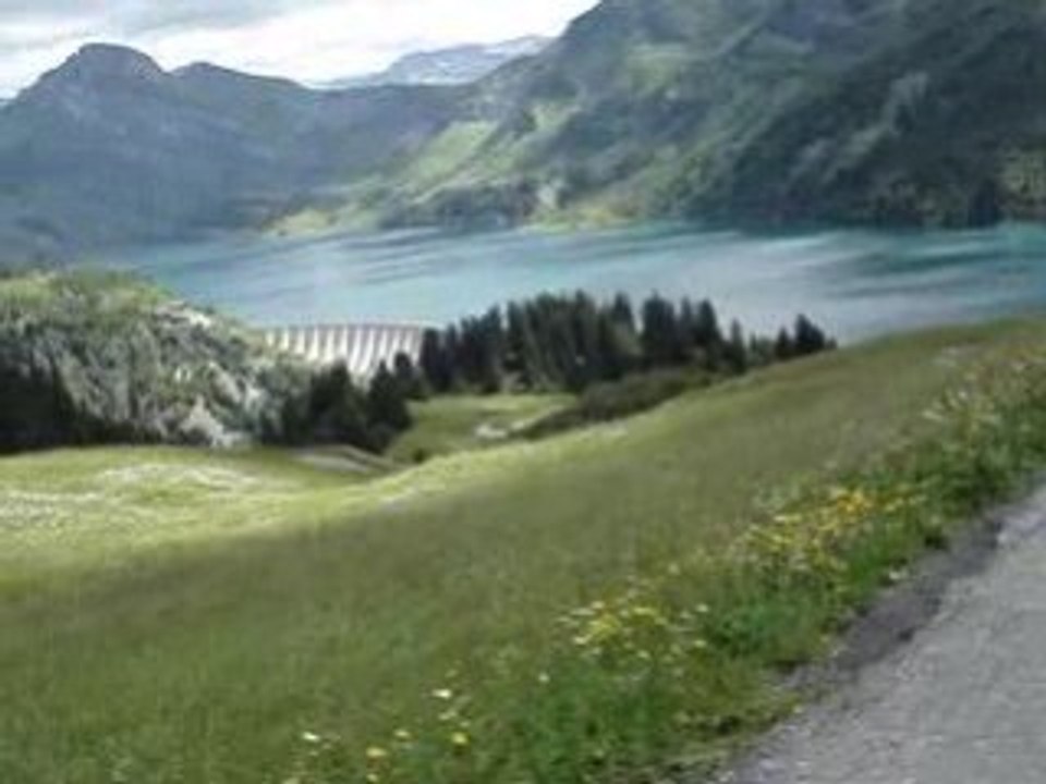 Vue sur Lac de Roselend par le Col de Pre