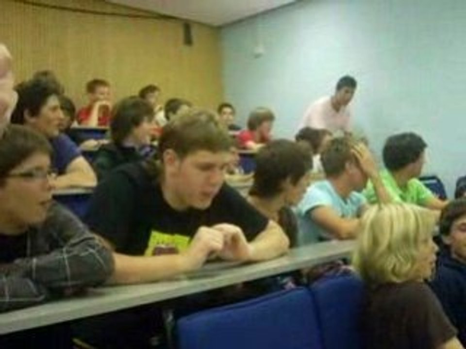 simon qui pousse la chansonette!!