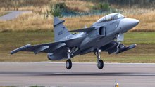 Gripen F maakt eerste vlucht en gaat testfase in Zweden in