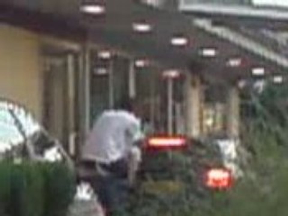 Le mc drive a dos de manu