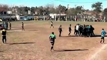 Le pegó una piña a un árbitro en pleno partido