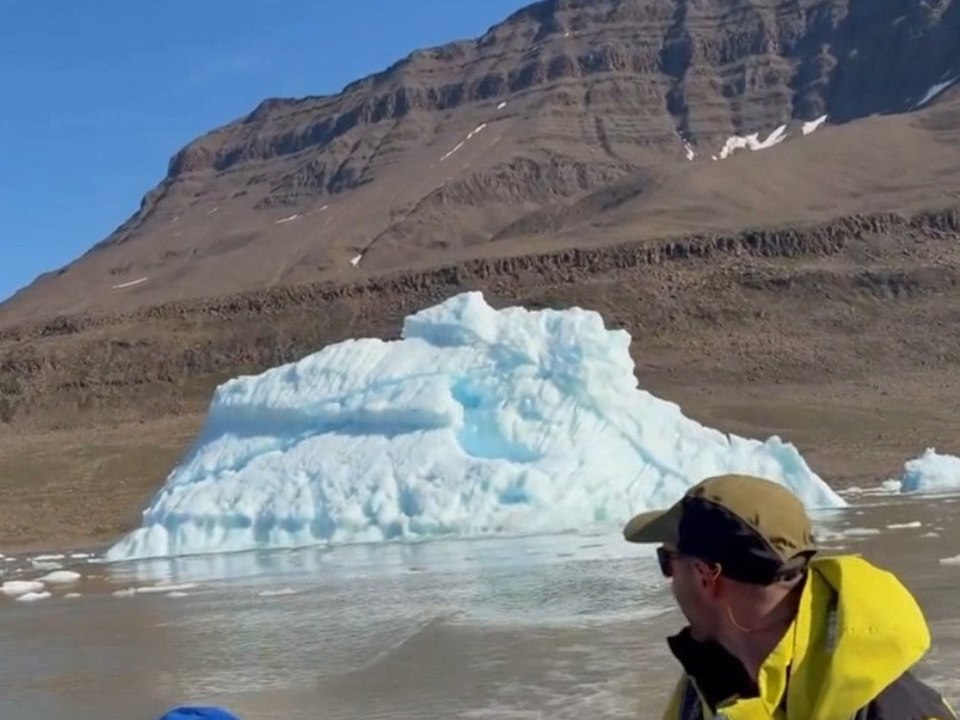 Ganz schön knapp! Eisberg kippt neben Touristenboot