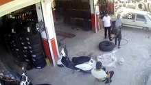 Şişirilen lastik bomba gibi patladı: O anlar kamerada!   Gaziantep’in İslahiye ilçesinde, şişirilme esnasında infilak eden lastiğin o anları güvenlik kamerasınca saniye saniye kaydedildi."    İslahiye-Hassa kara yolu Kırıkçalı Maha