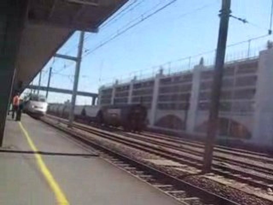 TGVA 302 PASSE en gare de POITIERS avec un klaxon !