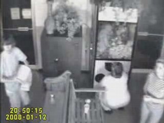 Gamine rentre dans une machine à pinces