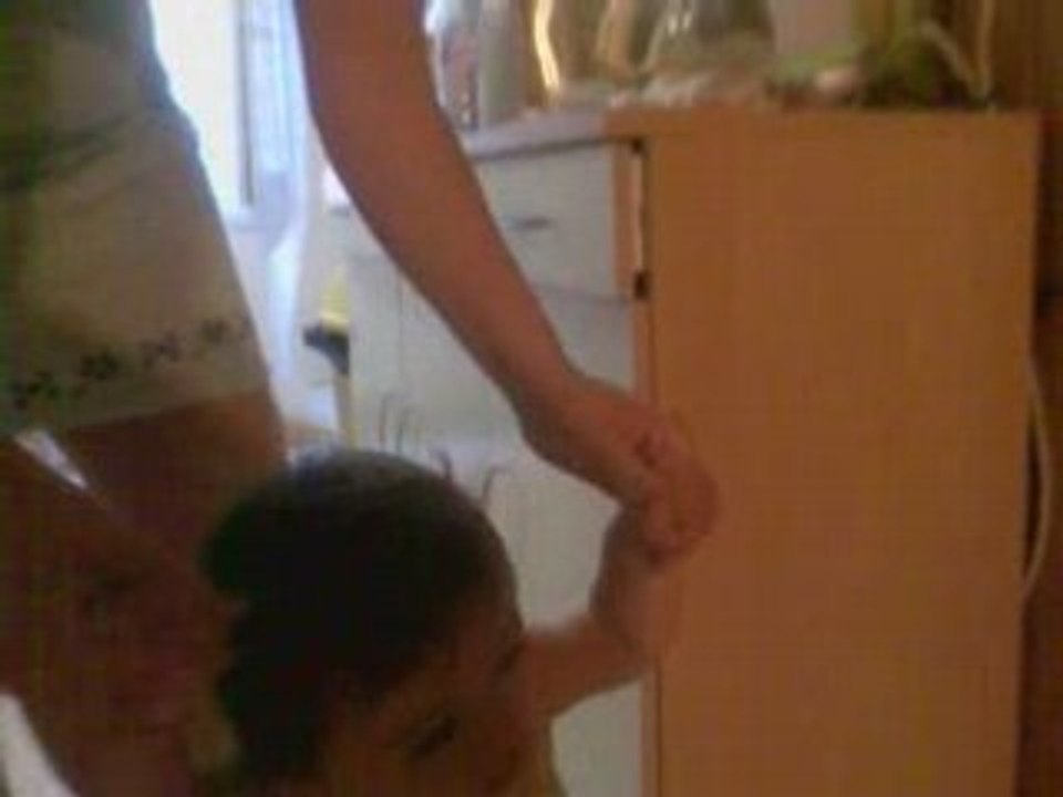 Ambre fait qq pas avec maman