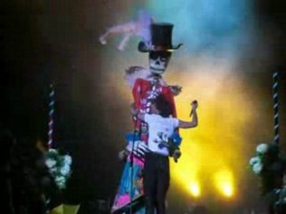 Mika Nîmes Love Today (intro)