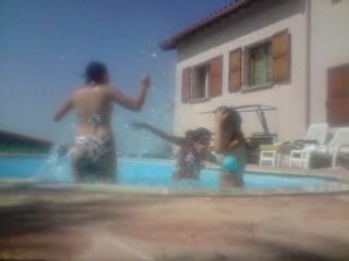 DANS LA PISCINE xD