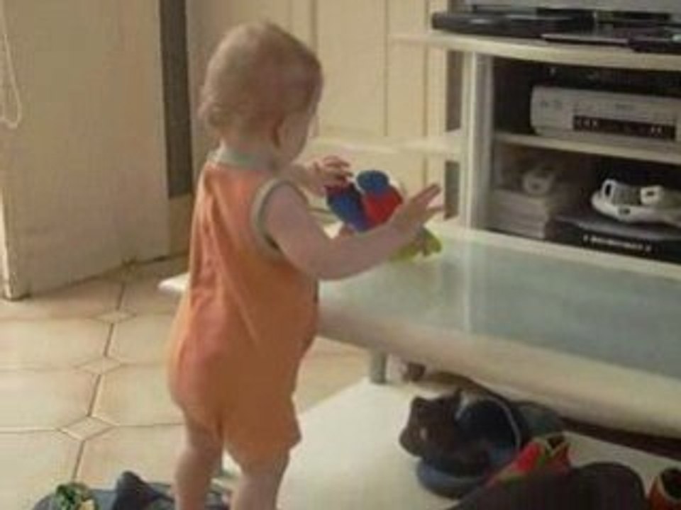 Kaylian se met debout