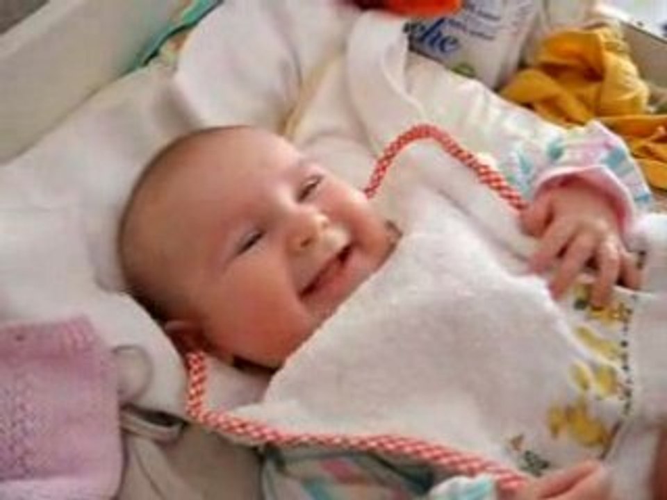 Jeanne qui rigole avec papa