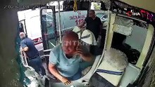 Ambulans şoförü otobüs sürücüsünü evire çevire dövdü